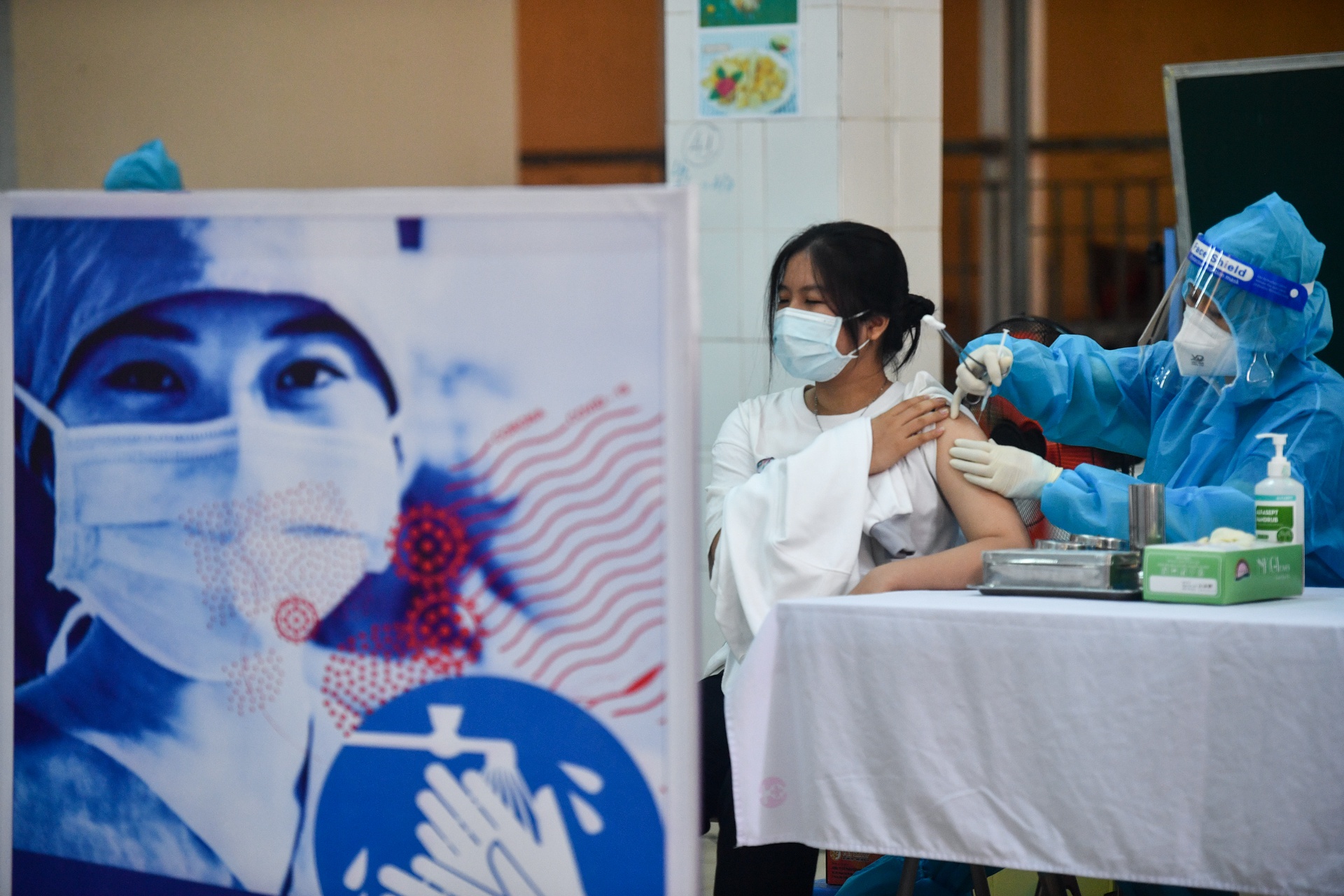 Ngày đầu tiêm vaccine Covid-19 cho học sinh tại Việt Nam - 7