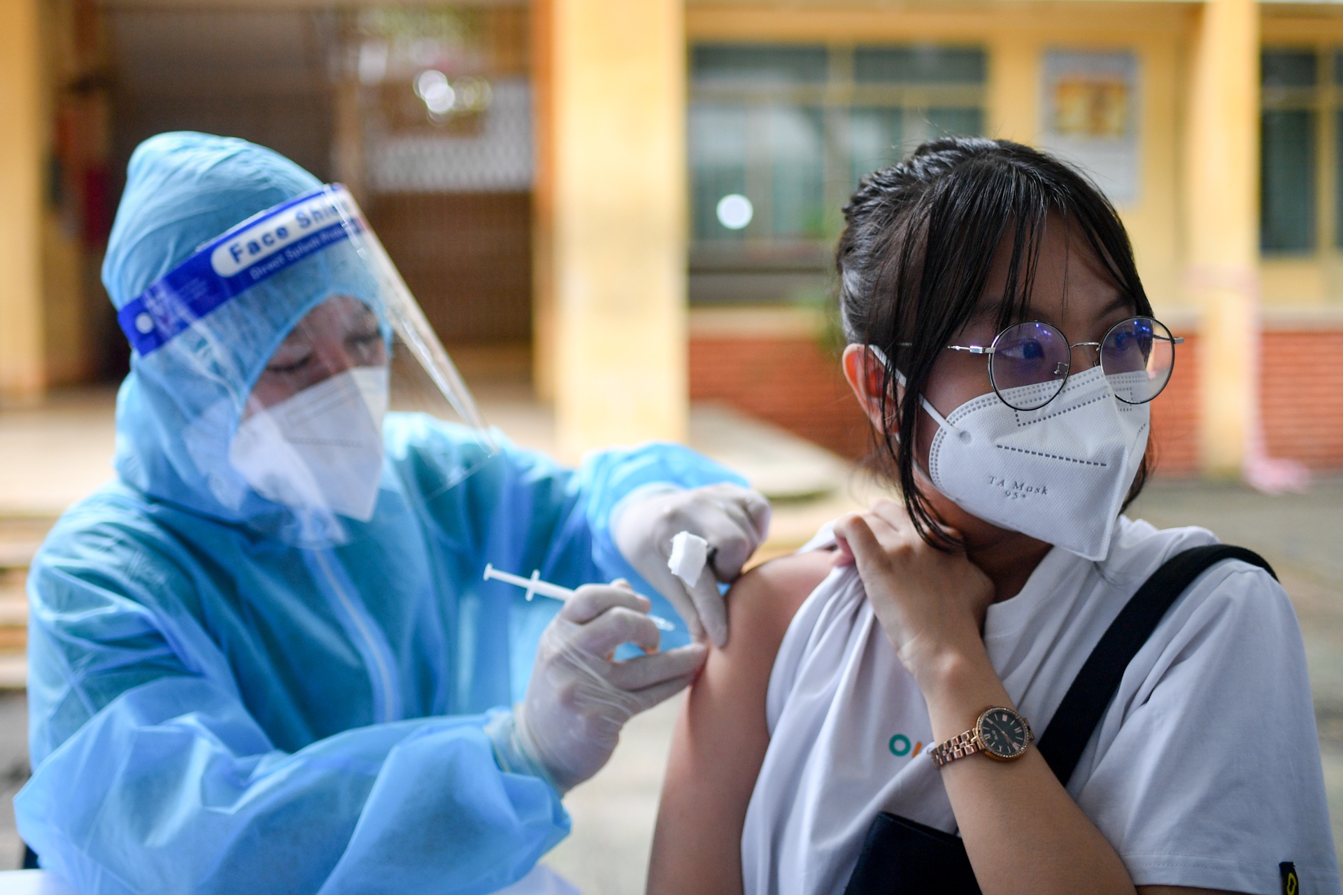 Ngày đầu tiêm vaccine Covid-19 cho học sinh tại Việt Nam - 9