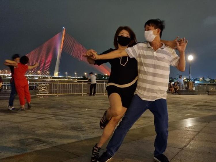Đà Nẵng: Người dân mở nhạc, khiêu vũ bên bờ sông Hàn mỗi đêm