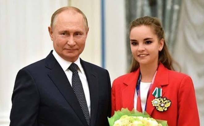 Kiều nữ thể dục Nga 15 lần &#34;số 1 hành tinh&#34; được Tổng thống Putin tôn vinh - 1