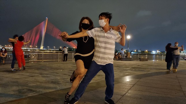 Đà Nẵng: Người dân mở nhạc, khiêu vũ bên bờ sông Hàn mỗi đêm - 2