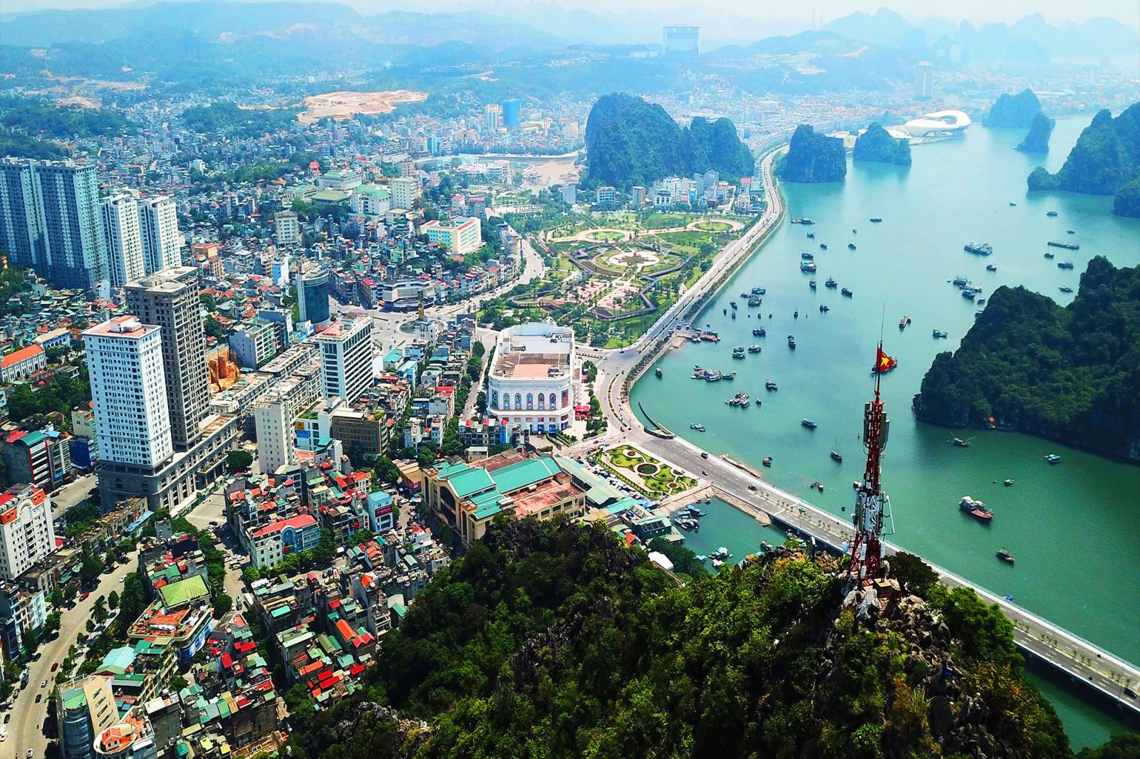 Ghé thăm Quảng Ninh dễ dàng với du khách ngoại tỉnh có “hộ chiếu vaccine” - 1