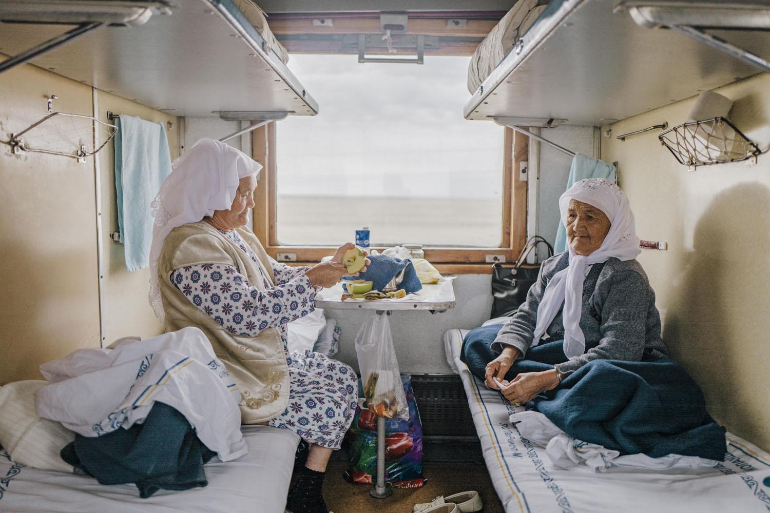 Sắc màu cuộc sống trên chuyến tàu ở Kazakhstan - 8