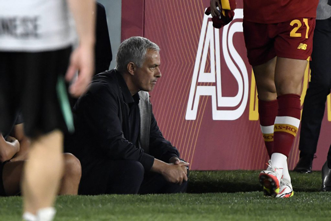 AS Roma thoát thua đội &#34;tí hon&#34;, Mourinho được thể &#34;cà khịa&#34; trọng tài - 2