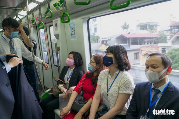 Ngày đầu đi tàu điện Cát Linh - Hà Đông miễn phí, người dân xếp hàng chờ trải nghiệm - 1