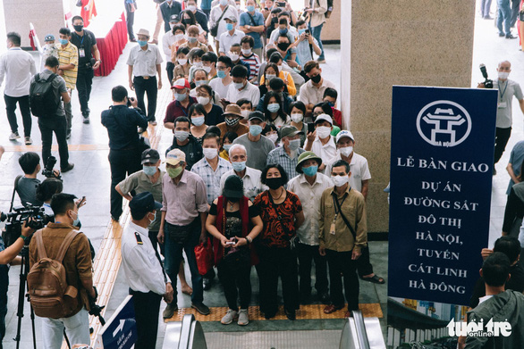 Ngày đầu đi tàu điện Cát Linh - Hà Đông miễn phí, người dân xếp hàng chờ trải nghiệm - 7