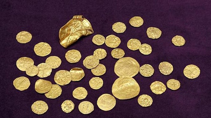 Xúc đất, vô tình tìm ra kho báu vàng 1.400 năm lớn nhất nước Anh - 1