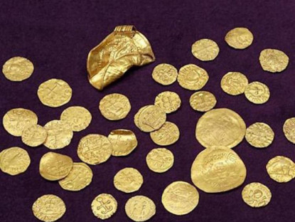 Chuyện hay - Xúc đất, vô tình tìm ra kho báu vàng 1.400 năm lớn nhất nước Anh
