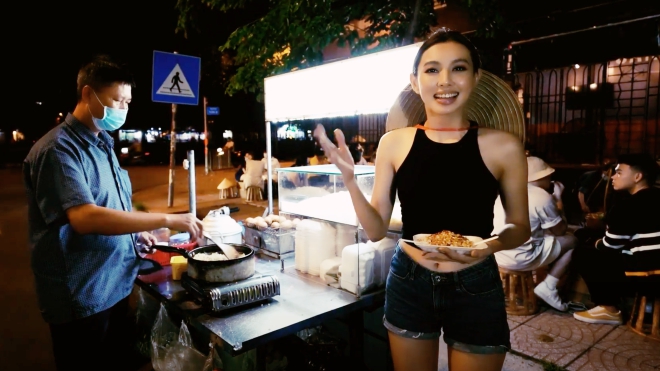 Người đẹp Thùy Tiên giới thiệu món bánh tráng trộn đến Miss Grand International - 1