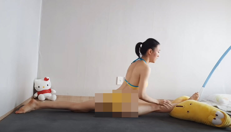 Ngã ngửa với người đẹp vừa tập Yoga vừa ăn, cởi váy khoe bikini - 2