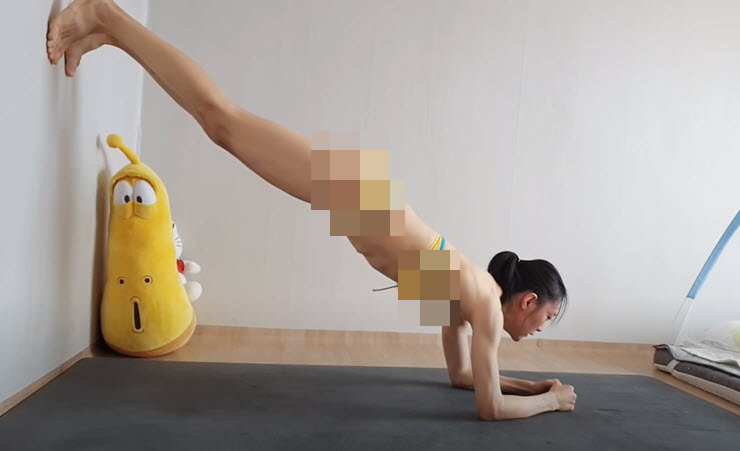 Ngã ngửa với người đẹp vừa tập Yoga vừa ăn, cởi váy khoe bikini - 3