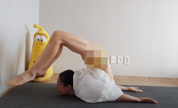 Ngã ngửa với người đẹp vừa tập Yoga vừa ăn, cởi váy khoe bikini - 4