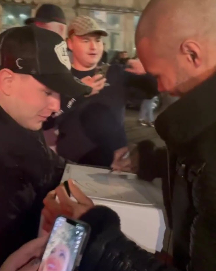 Ronaldinho ký vào ngực fan nữ: Beckham và sao MMA gây &#34;đỏ mặt&#34; hơn - 4