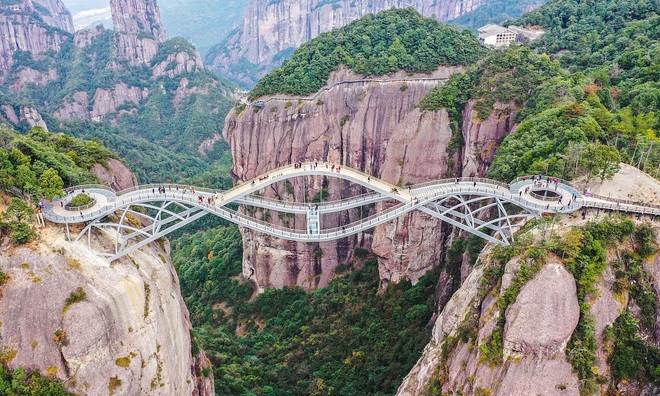 Cầu uốn lượn giữa 2 vách núi cao 140 mét ở Trung Quốc gây "bão" mạng xã hội - 1