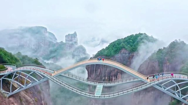 Cầu uốn lượn giữa 2 vách núi cao 140 mét ở Trung Quốc gây "bão" mạng xã hội - 2