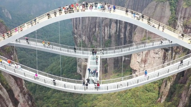 Cầu uốn lượn giữa 2 vách núi cao 140 mét ở Trung Quốc gây "bão" mạng xã hội - 3