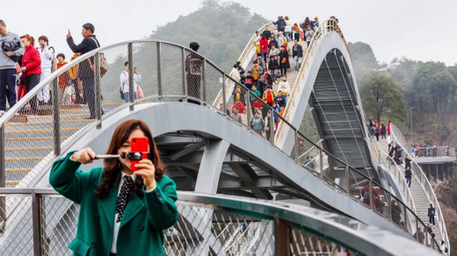 Cầu uốn lượn giữa 2 vách núi cao 140 mét ở Trung Quốc gây "bão" mạng xã hội - 5