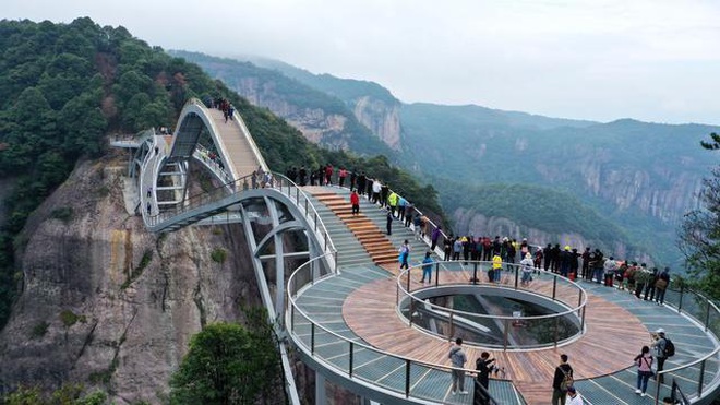 Cầu uốn lượn giữa 2 vách núi cao 140 mét ở Trung Quốc gây "bão" mạng xã hội - 7