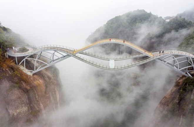 Cầu uốn lượn giữa 2 vách núi cao 140 mét ở Trung Quốc gây "bão" mạng xã hội - 6