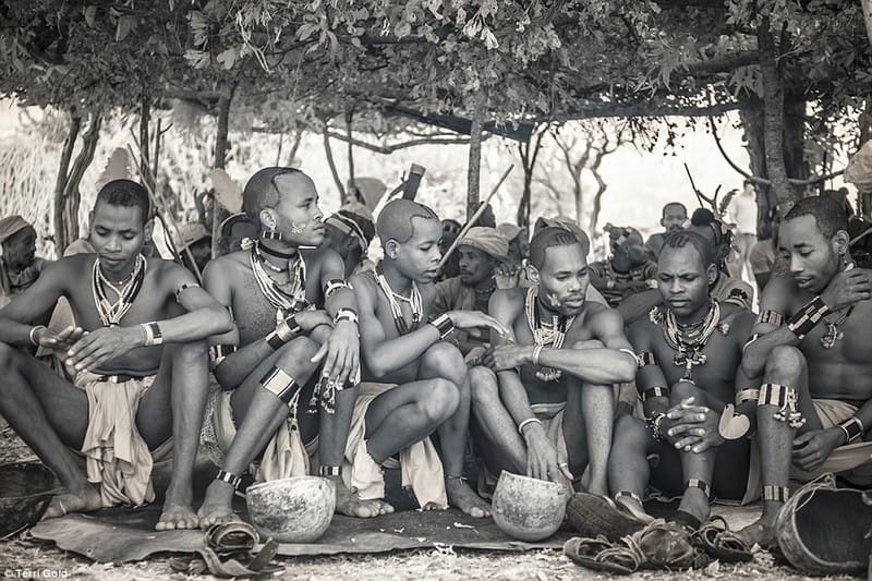 Cuộc sống "chân phương" của những bộ lạc nơi hẻo lánh nhất hành tinh - 8