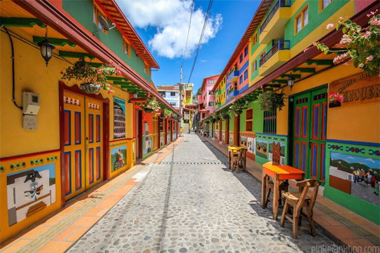 Thị trấn “thần tiên” nhiều màu sắc sặc sỡ nhất thế giới - 2