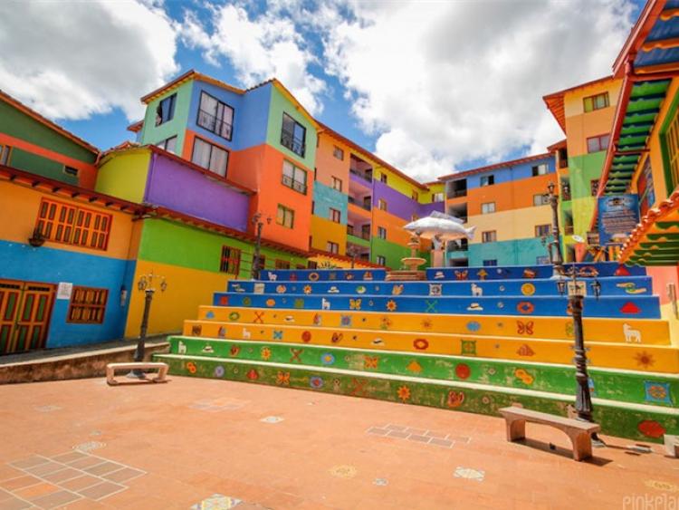 Thị trấn “thần tiên” nhiều màu sắc sặc sỡ nhất thế giới