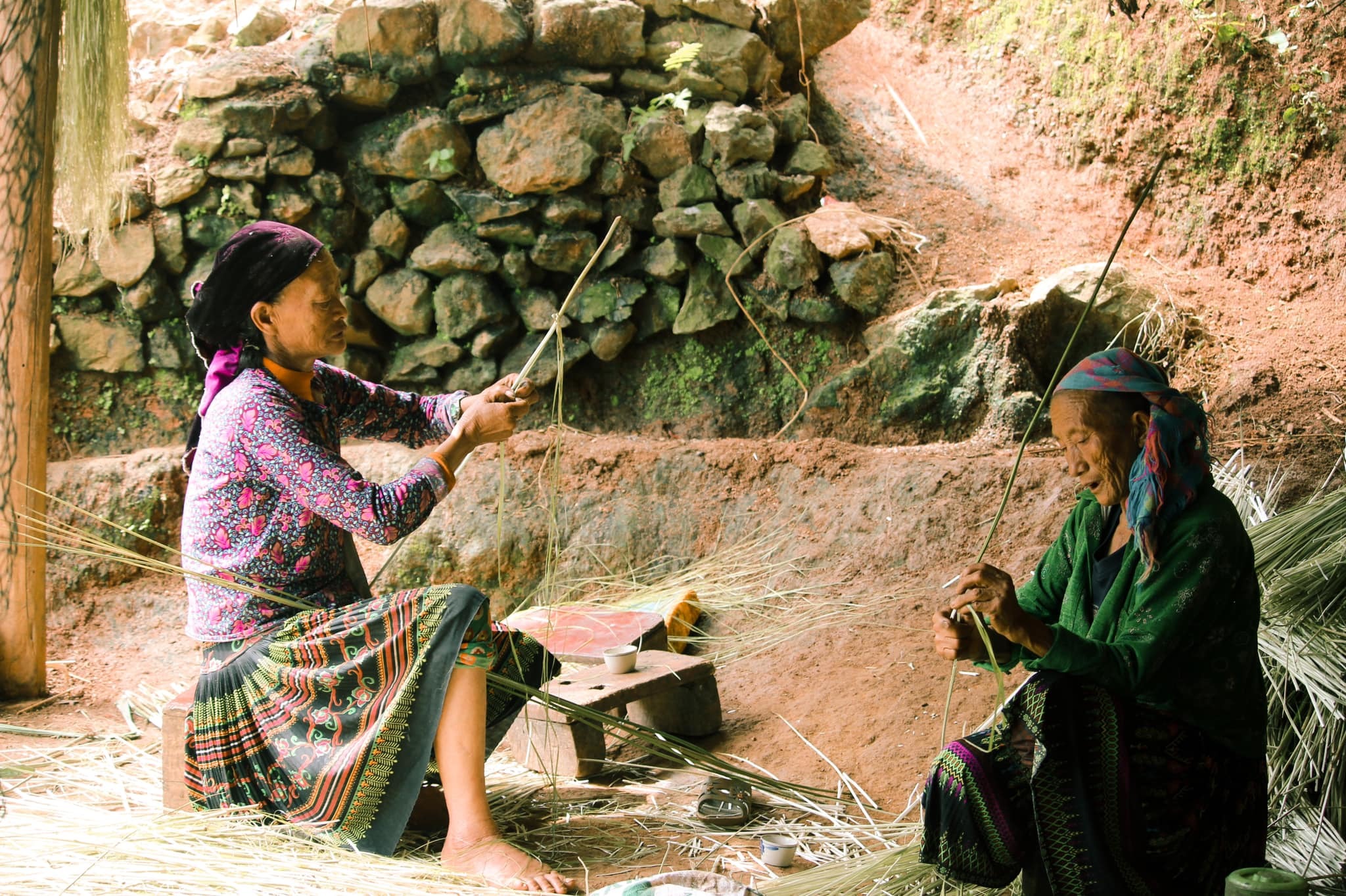 Lạc vào làng cổ trăm năm tuổi ở Hà Giang, đi lội suối bắt cá, uống rượu ngô men lá - 10