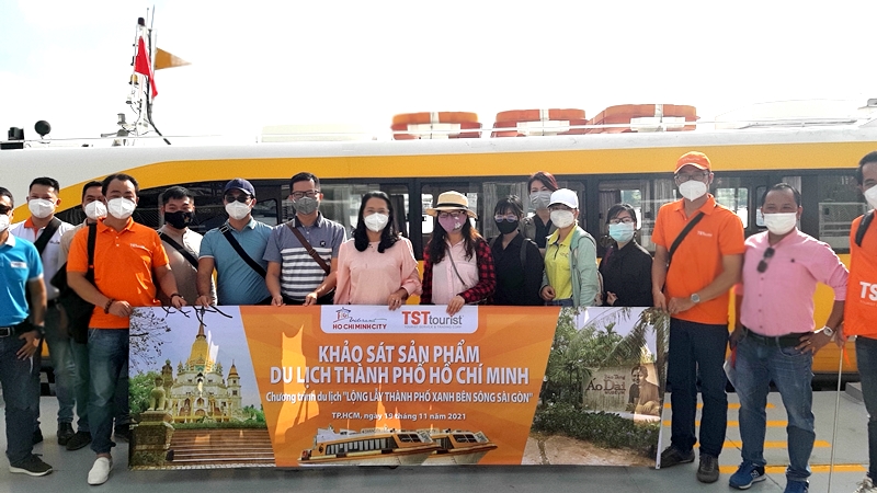 Doanh nghiệp du lịch mở tour, đón du khách “vòng quanh Sài Gòn” - 1