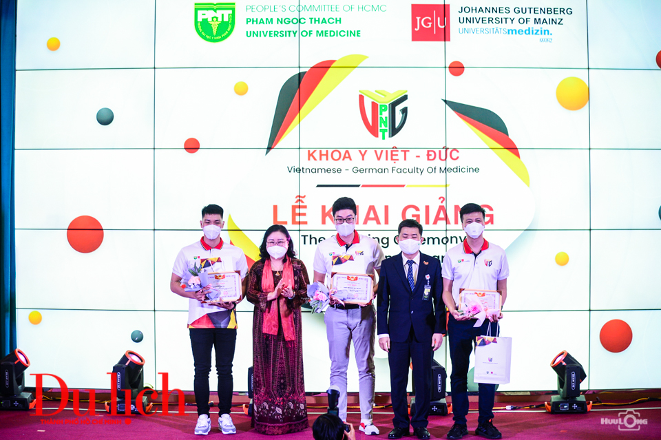 Chào mừng 34 tân sinh viên Khoa Y Việt - Đức - 5
