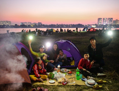 Chuyện hay - Dựng lều trại, ăn uống từ chiều đến đêm ven sông Hồng ngày cuối tuần