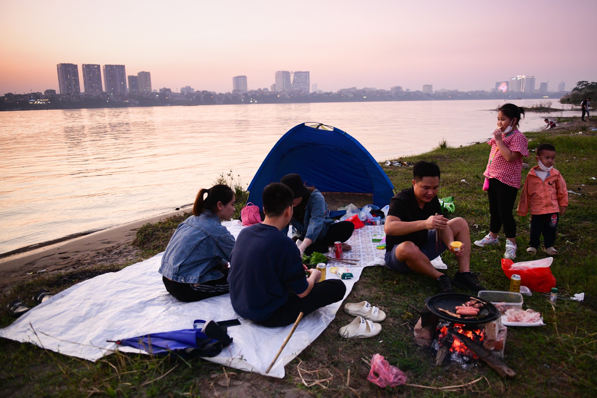 Dựng lều trại, ăn uống từ chiều đến đêm ven sông Hồng ngày cuối tuần - 6