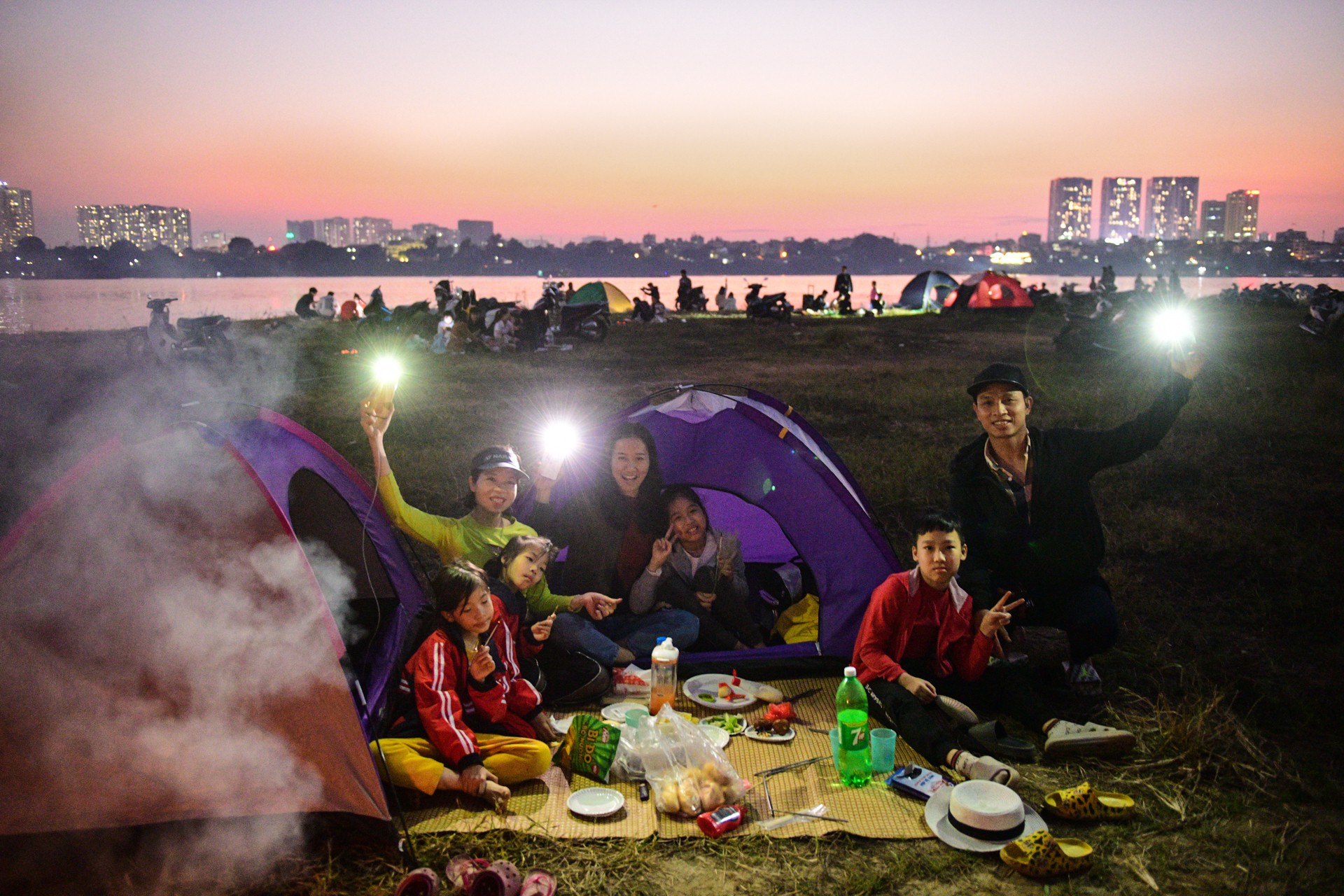Dựng lều trại, ăn uống từ chiều đến đêm ven sông Hồng ngày cuối tuần - 9