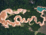 Dòng sông cạn có thế rồng cuộn khi nhìn từ trên cao ở thung lũng Đồng Lâm