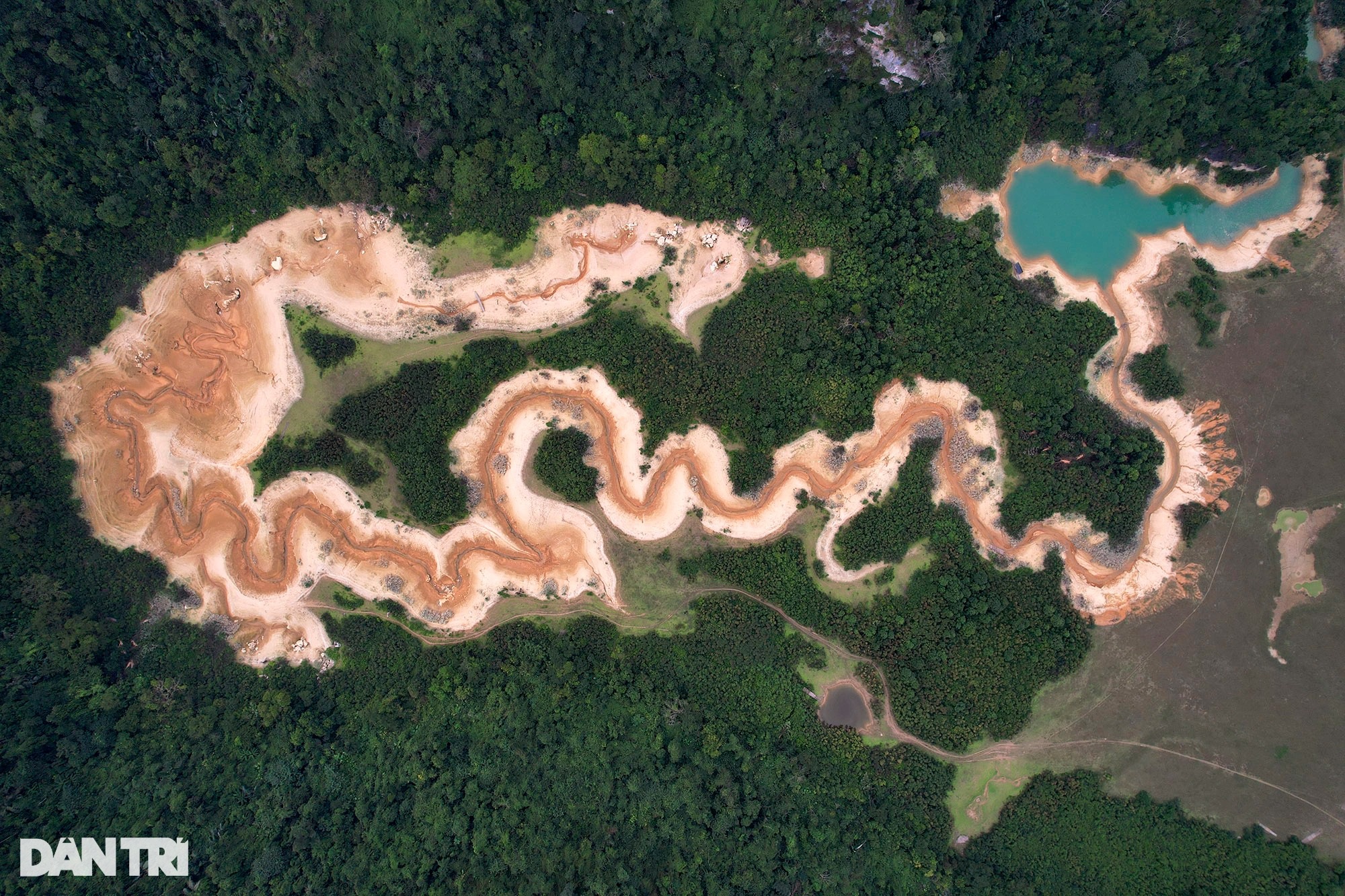Dòng sông cạn có thế rồng cuộn khi nhìn từ trên cao ở thung lũng Đồng Lâm - 4