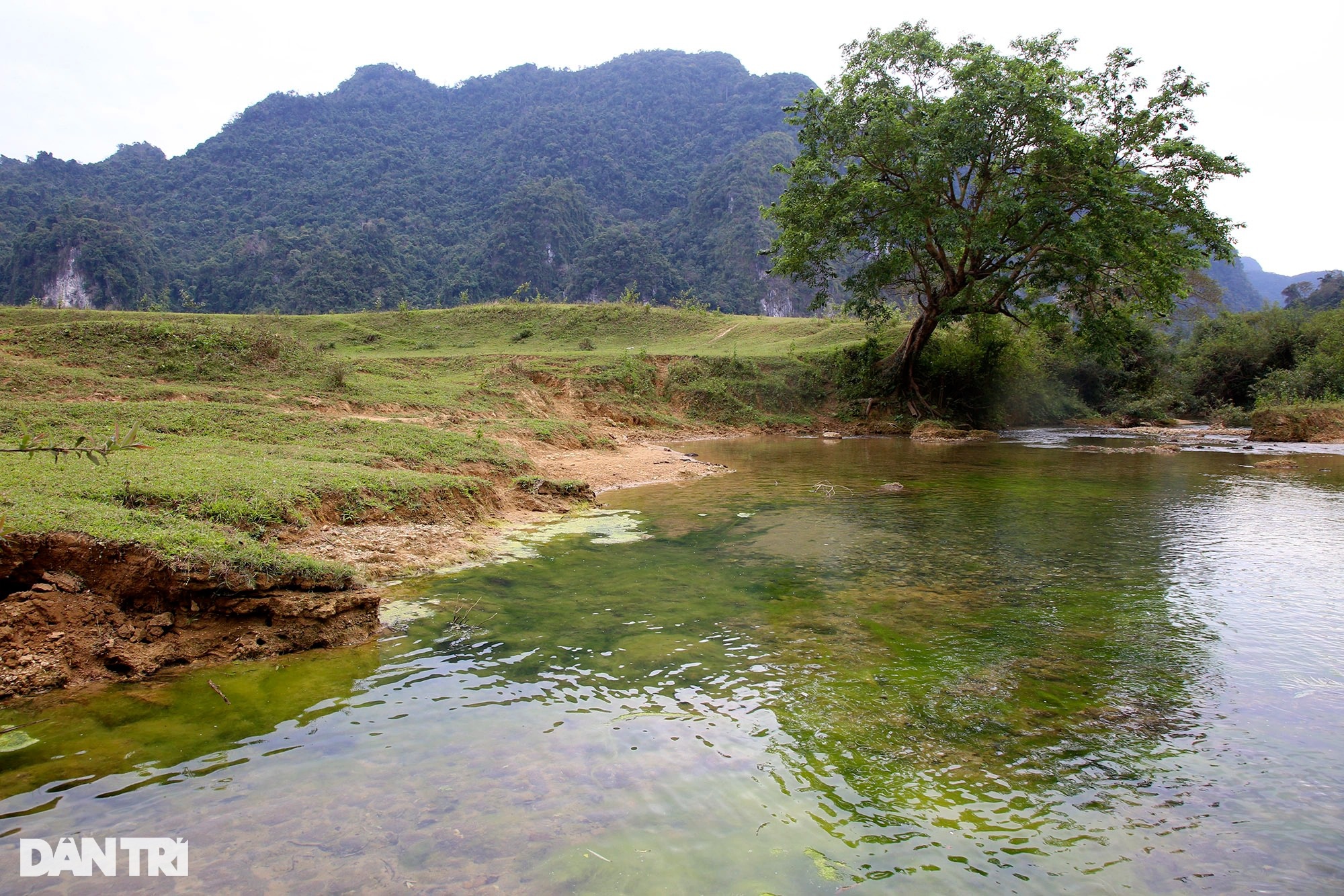 Dòng sông cạn có thế rồng cuộn khi nhìn từ trên cao ở thung lũng Đồng Lâm - 15