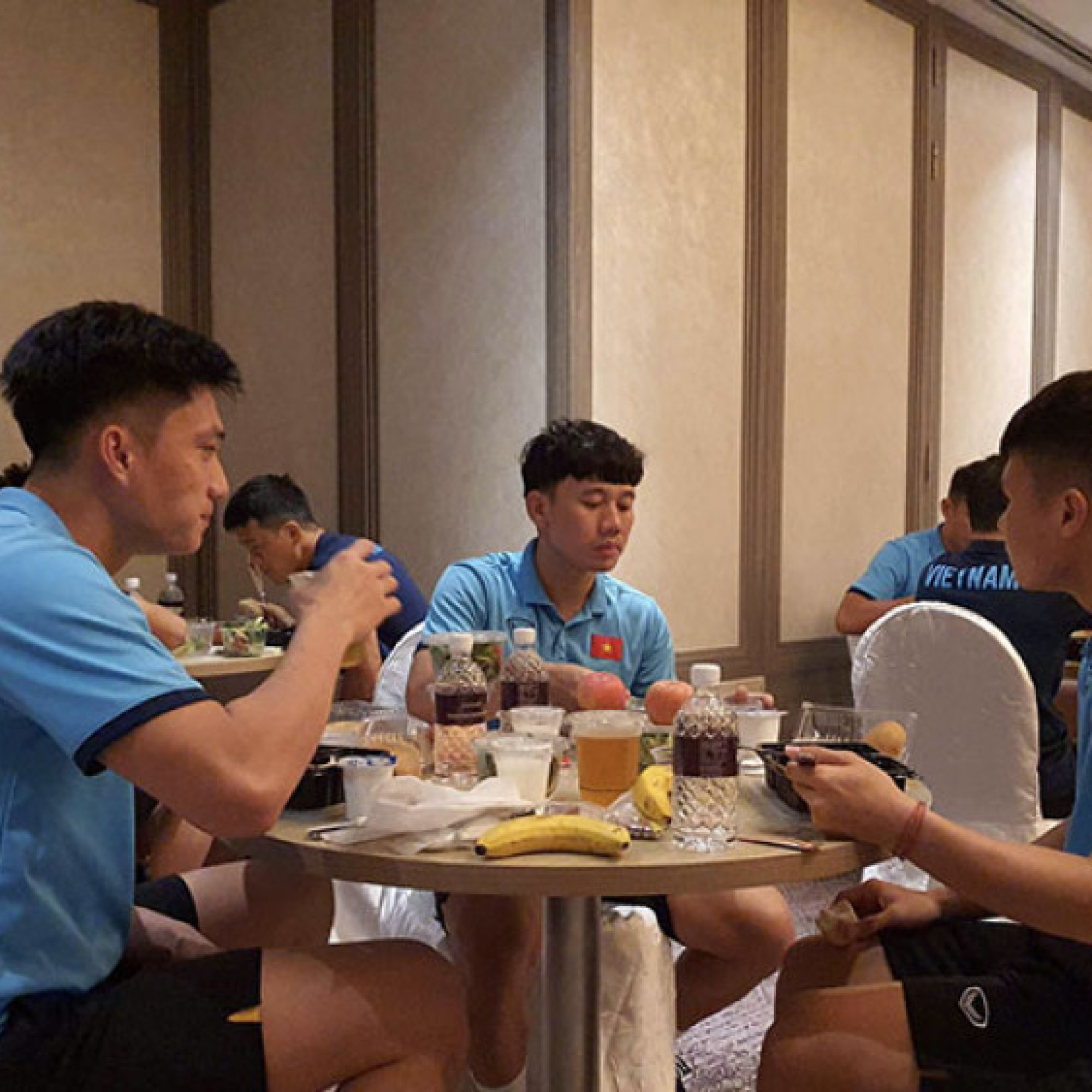 Thể thao - Tuyển thủ Việt Nam làm gì khi phải “nhốt” trong khách sạn ở Singapore?