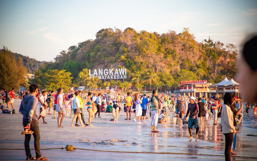 Malaysia hạn chế khách nước ngoài nhập cảnh vào đảo du lịch Langkawi - 1