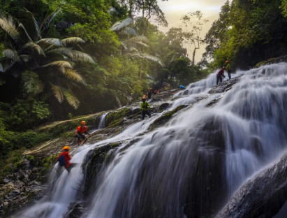Du khảo - Du khách thích thú đu dây vượt thác cao hơn 50 m giữa rừng già ở Quảng Bình