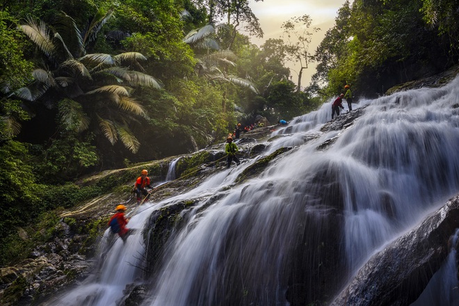 Du khách thích thú đu dây vượt thác cao hơn 50 m giữa rừng già ở Quảng Bình - 3