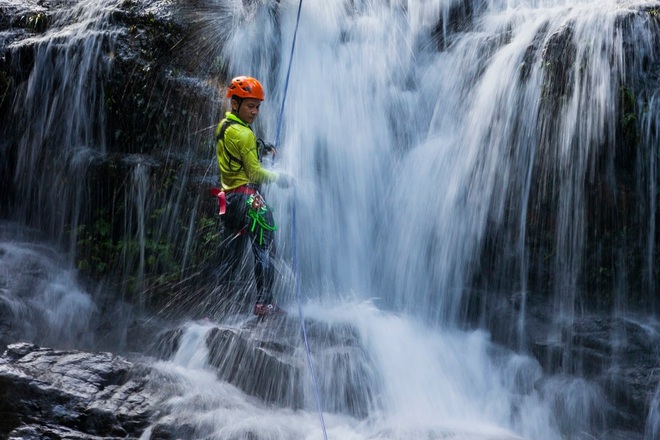 Du khách thích thú đu dây vượt thác cao hơn 50 m giữa rừng già ở Quảng Bình - 4