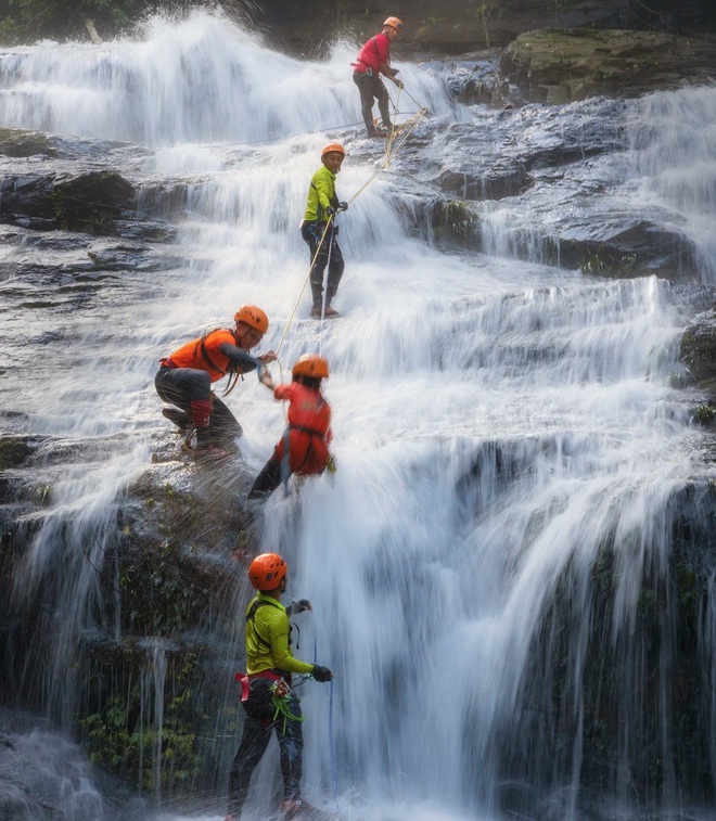 Du khách thích thú đu dây vượt thác cao hơn 50 m giữa rừng già ở Quảng Bình - 6