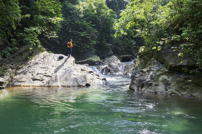 Du khách thích thú đu dây vượt thác cao hơn 50 m giữa rừng già ở Quảng Bình - 8
