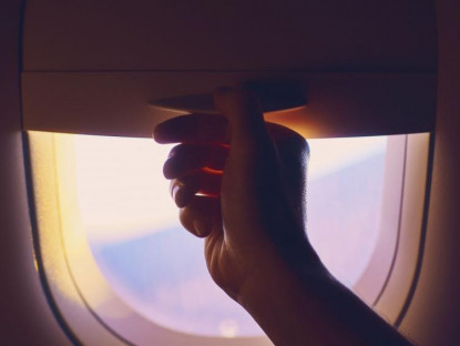 Bí quyết - Luật mở rèm cửa sổ khi máy bay hạ cánh quan trọng hơn bạn nghĩ