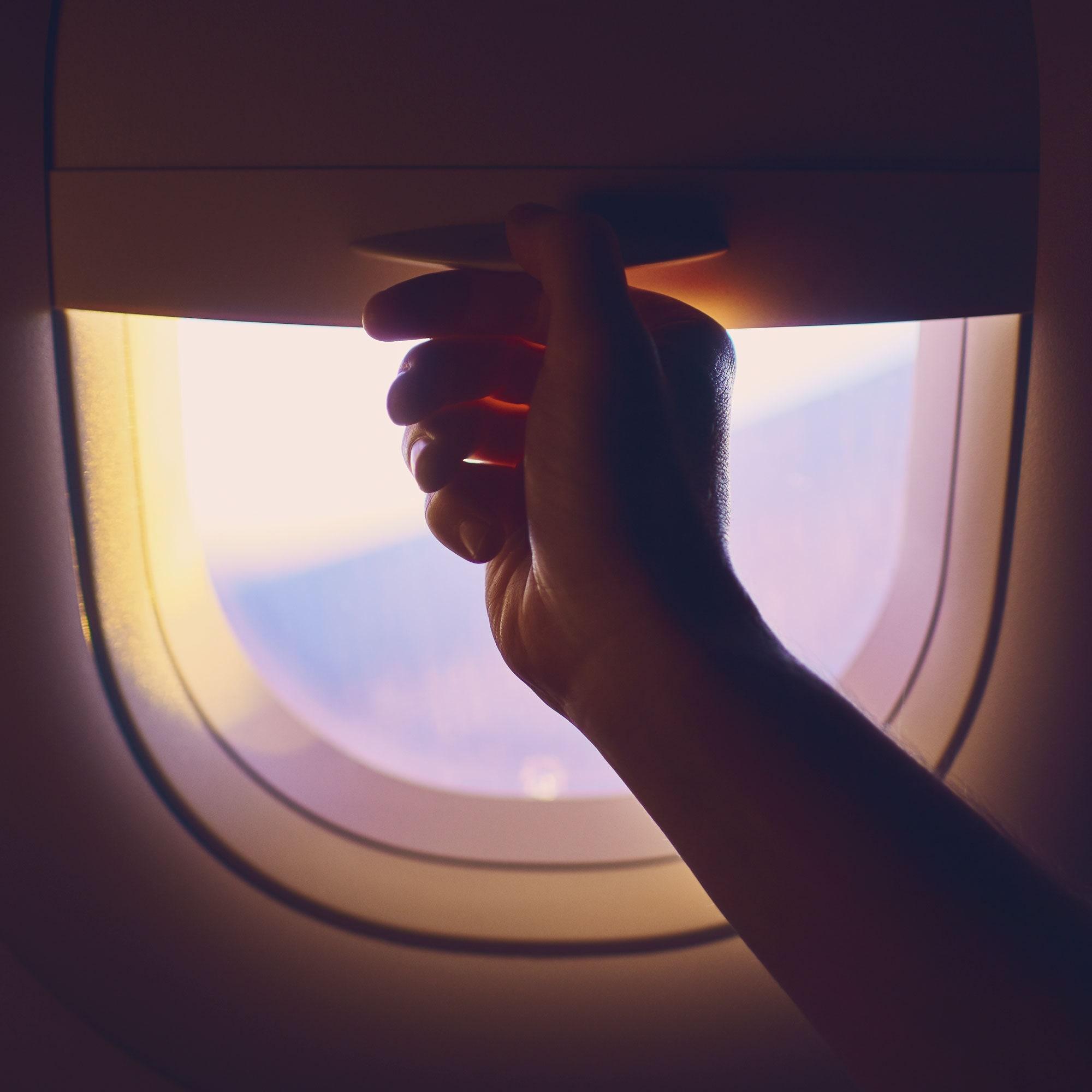 Luật mở rèm cửa sổ khi máy bay hạ cánh quan trọng hơn bạn nghĩ - 1