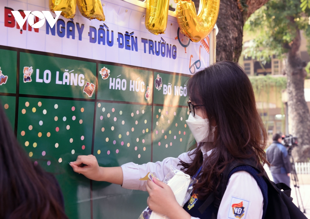Hàng ngàn học sinh lớp 12 của Hà Nội đi học trực tiếp sau nhiều tháng nghỉ dịch - 5