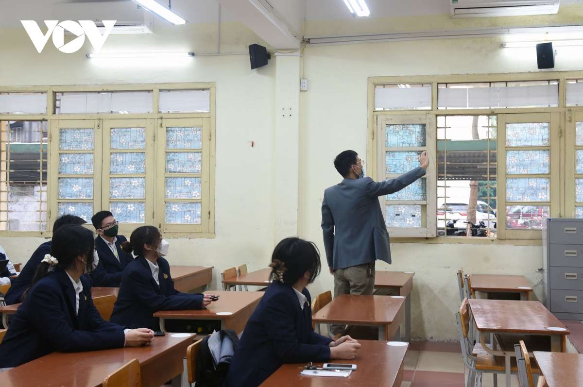 Hàng ngàn học sinh lớp 12 của Hà Nội đi học trực tiếp sau nhiều tháng nghỉ dịch - 6