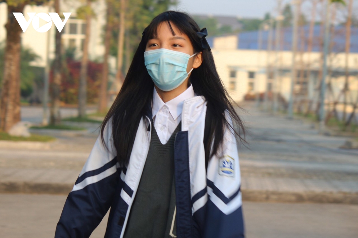 Hàng ngàn học sinh lớp 12 của Hà Nội đi học trực tiếp sau nhiều tháng nghỉ dịch - 17