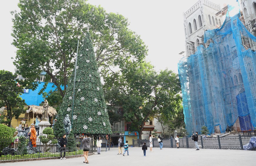 Các nhà thờ ở Hà Nội ‘thay áo’ sẵn sàng chờ đón Giáng sinh - 9
