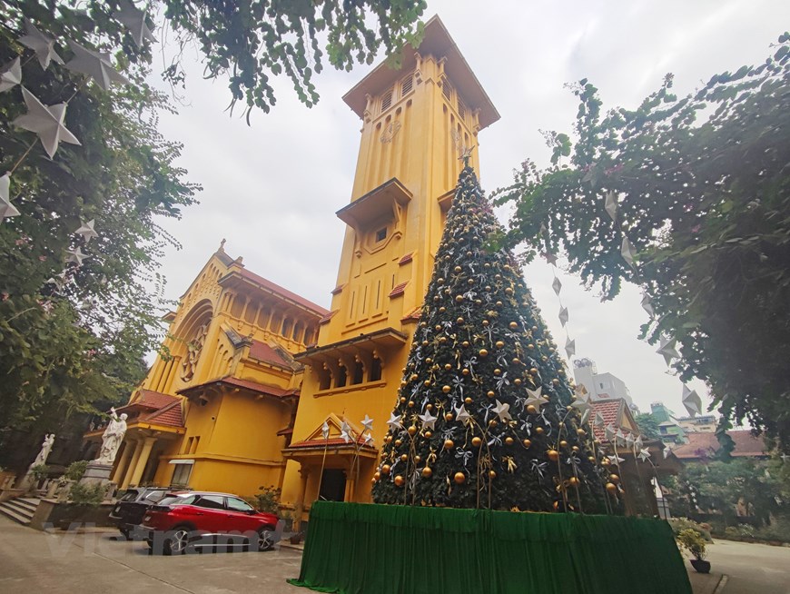 Các nhà thờ ở Hà Nội ‘thay áo’ sẵn sàng chờ đón Giáng sinh - 10