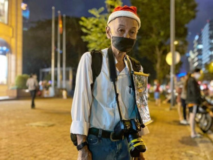 Giải trí - Mùa Giáng sinh buồn của thợ chụp ảnh dạo ở TP.HCM